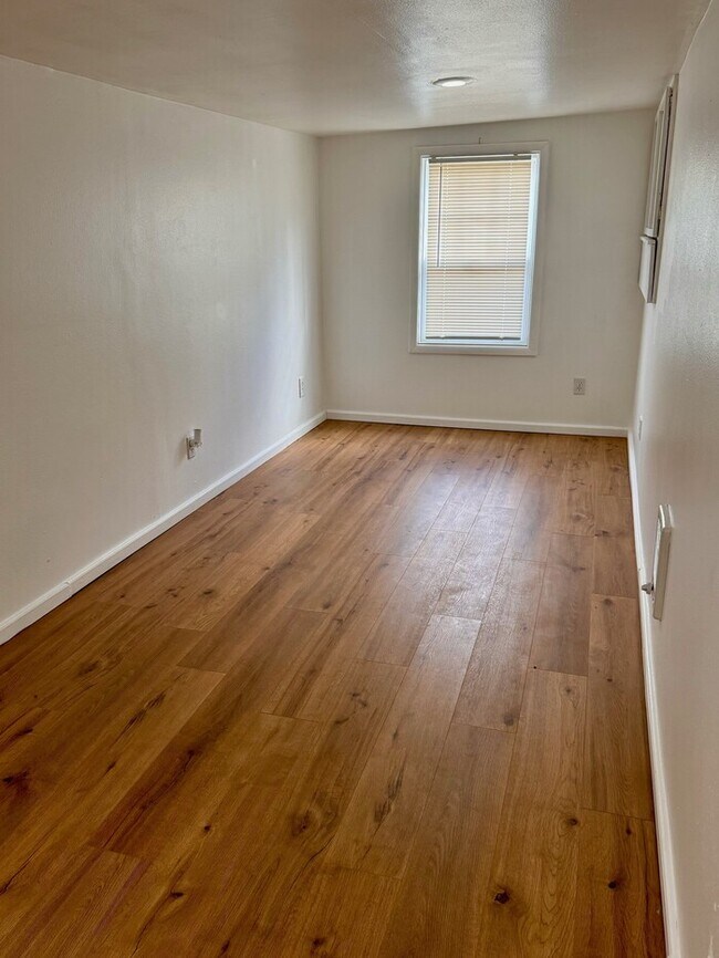 Building Photo - Charming Home w/Fenced Yard, Garage, W/D, Great Location, and More!