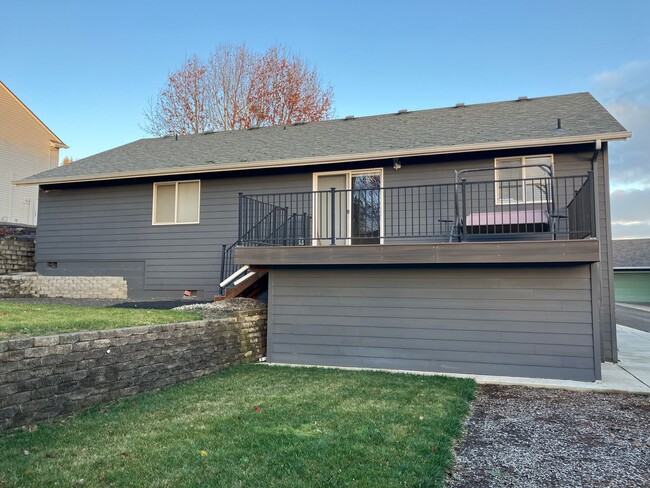 Building Photo - Updated Three Bedroom Home in West Salem