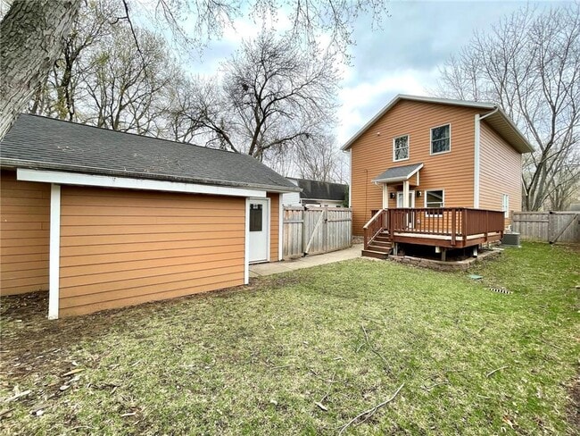 Building Photo - 403 Monroe Ave S