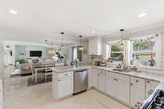 Building Photo - 616 Newport Ave