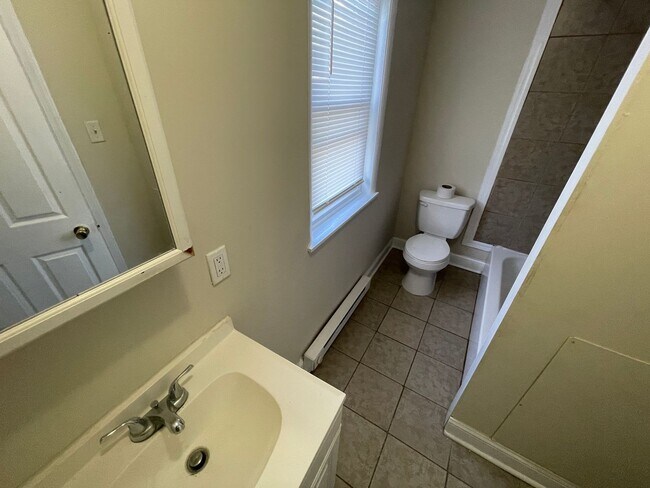 Building Photo - 2 BED 1 BATH HOME FOR RENT