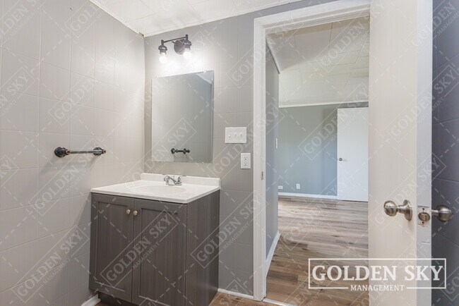 Building Photo - 113 E 1st St