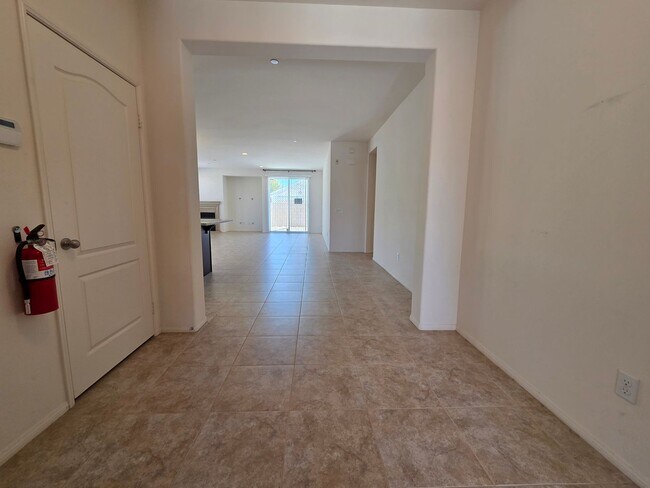 Building Photo - New Listing!