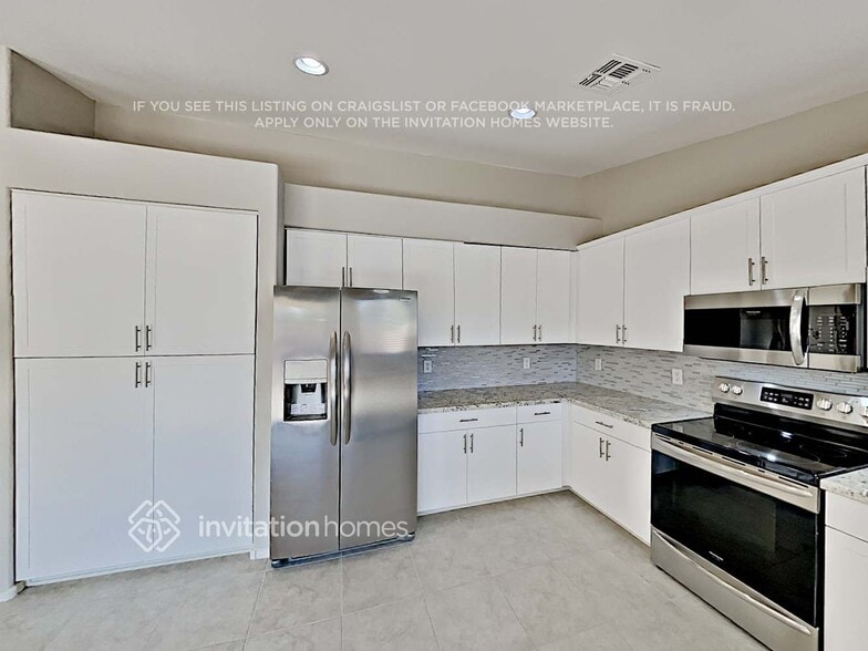 Building Photo - 1655 E Redfield Rd