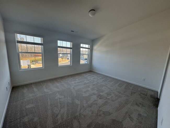 Building Photo - Two bedroom 2 1/2 bath townhome covered fr...