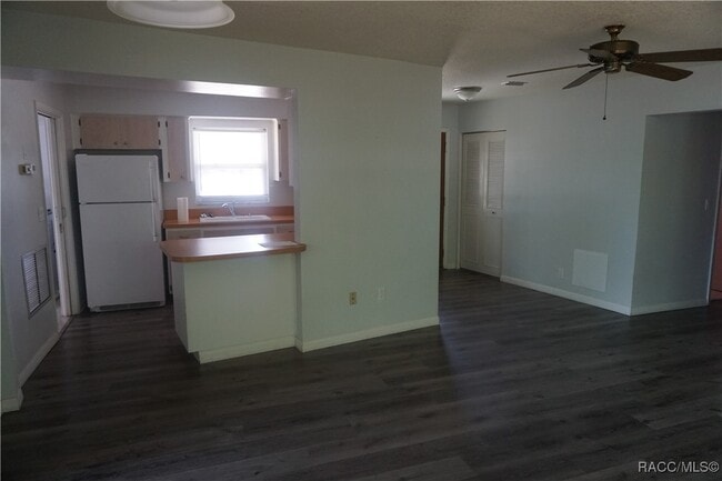 Building Photo - 9306 N Santos Dr