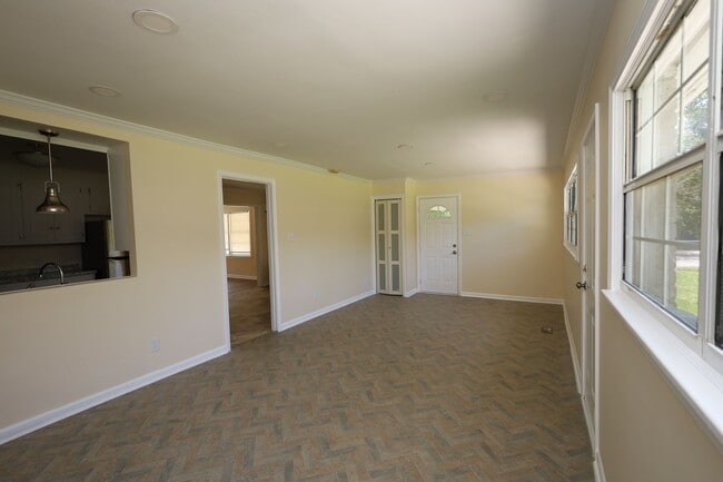Building Photo - 908 E Park Ave