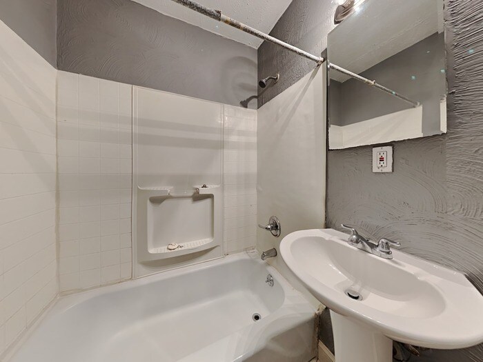 Building Photo - 6403 Kensington Ct