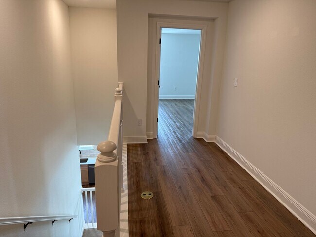 Building Photo - Beautiful 4 bedroom Home