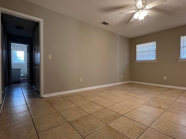 Building Photo - 811 Robin Hood Trail