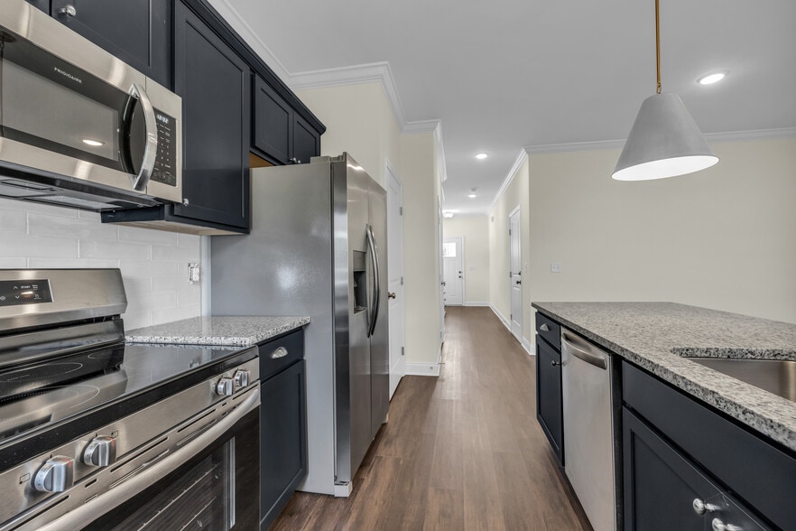 Building Photo - 5563 Stream Ln