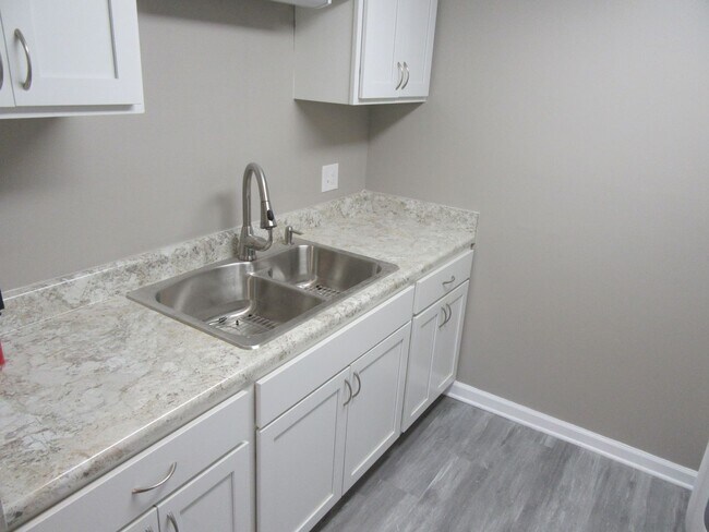 Building Photo - 6427 Sunset Ave