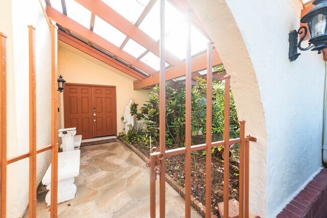 Building Photo - Welcome to this spacious three-bedroom, three-bath home in the heart of Palm Bay