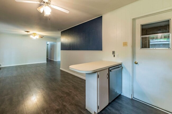 Building Photo - 4 Bed 3 Bath Brick Home with Fenced Yard