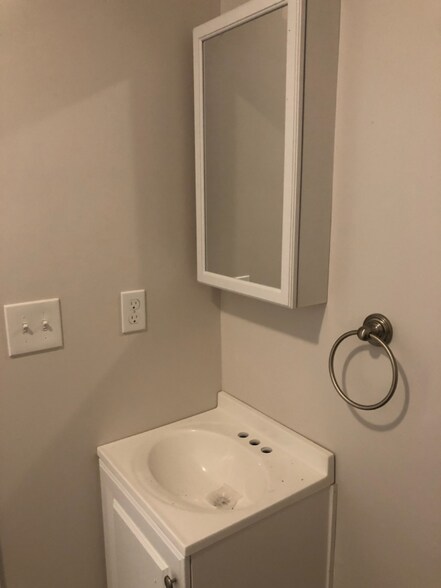 Building Photo - 89 Park Dr