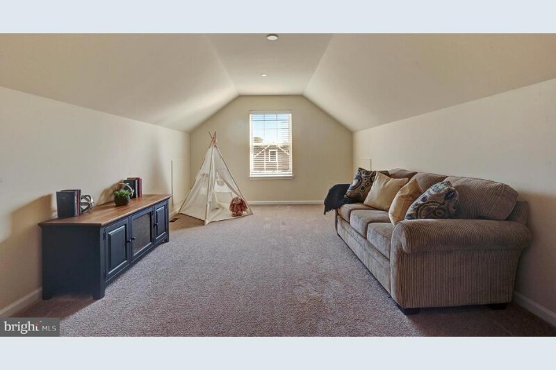 Building Photo - 744 Farmwood Ln