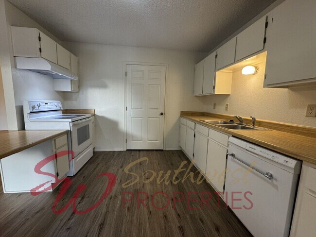 Building Photo - Move in Ready 2 bedroom 1 bath apartment -...