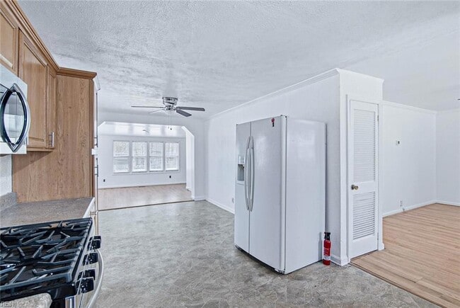 Building Photo - 480 Richneck Rd