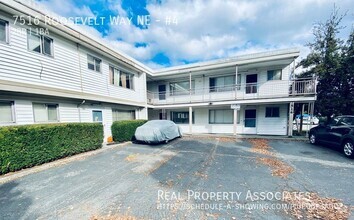 Building Photo - Top Floor 2-Bed/1-Bath Apartment Close to ...