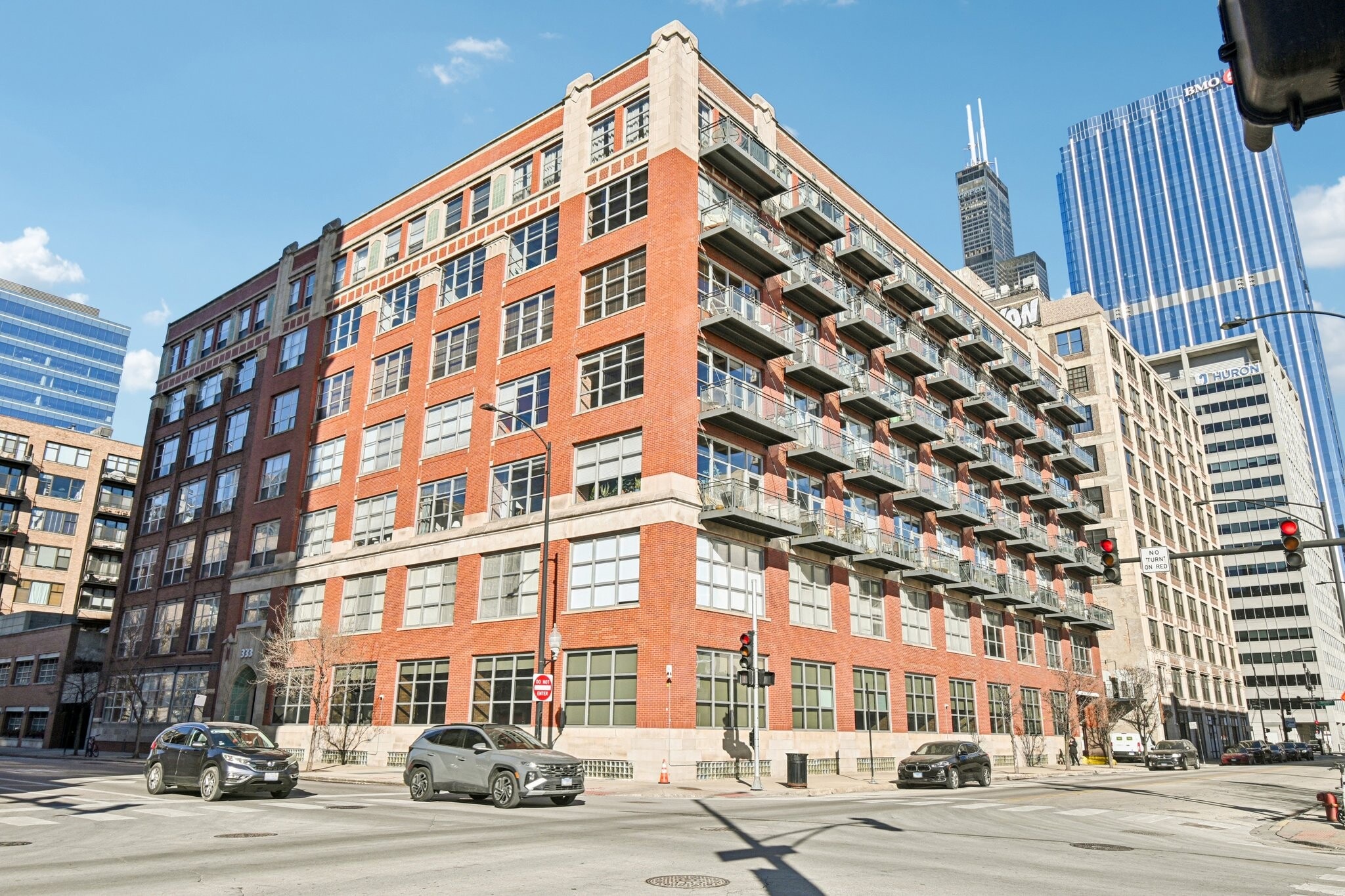 Building Photo - 333 S Desplaines St