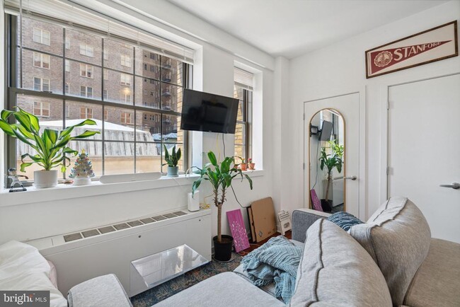 Building Photo - 219 S 18th St