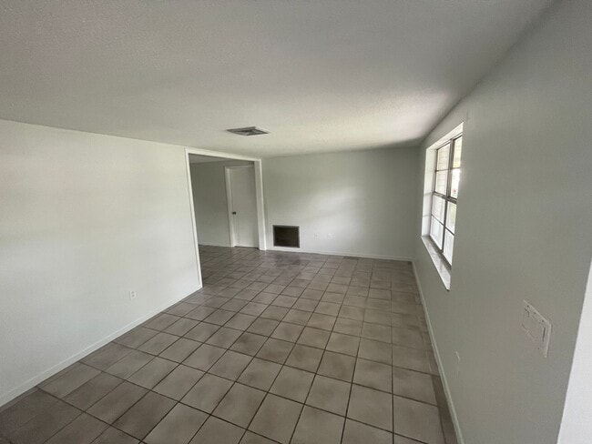 Building Photo - 2/1.5/1 New Port Richey