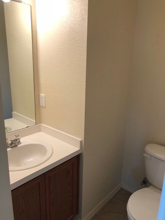 Building Photo - Spacious 4 bedroom house with fenced yard