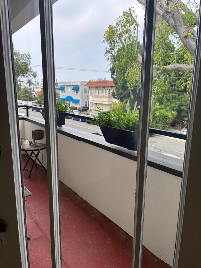 Building Photo - 958 2nd St