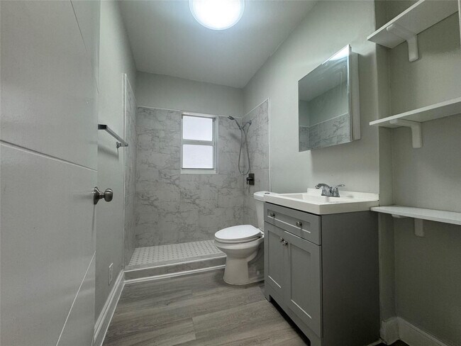 Building Photo - 828 NE 17th Ave