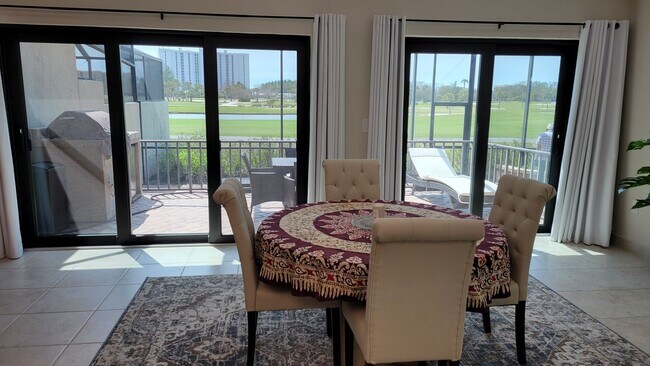 Building Photo - Seasonal/short term renovated 3/3 villa with golf course views on Longboat Key!