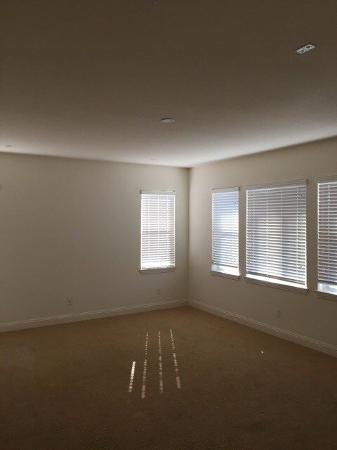Building Photo - Manteca 4 Bedroom 1/2 bath 2 Car Garage ta...