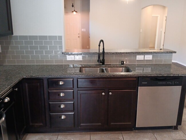 Building Photo - Beautiful 3 Bedroom 2 Bathroom home! Showi...