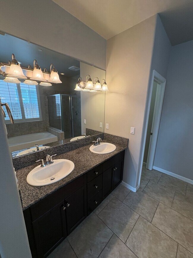 Building Photo - Lovely Clovis home Available Now!