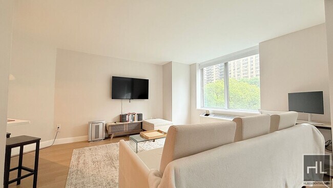 Building Photo - RIVERSIDE BOULEVARD GEM - BELOW MARKET STU...