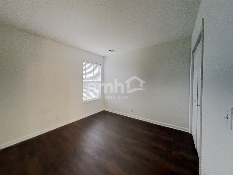 Building Photo - 2805 River Bend Dr