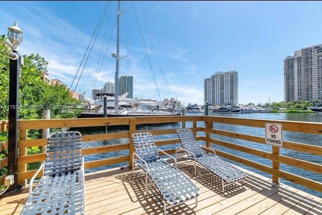 Building Photo - 19999 E Country Club Dr