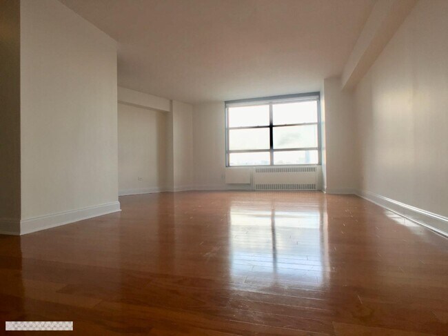 Primary Photo - 3333 Broadway