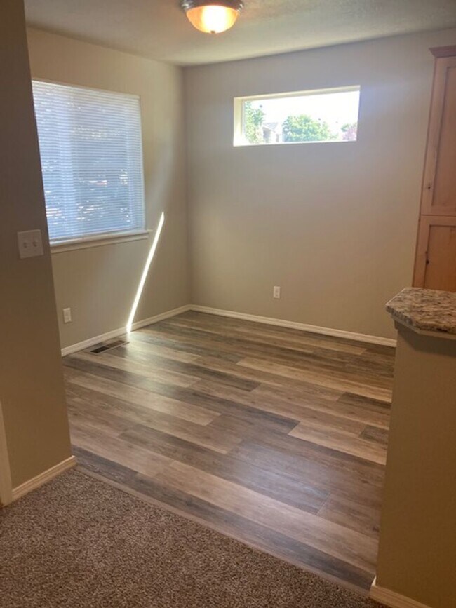 Building Photo - AB1464