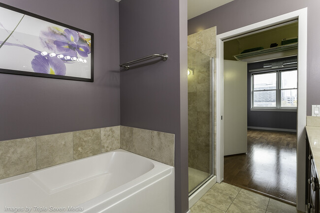 Building Photo - 873 N Larrabee St