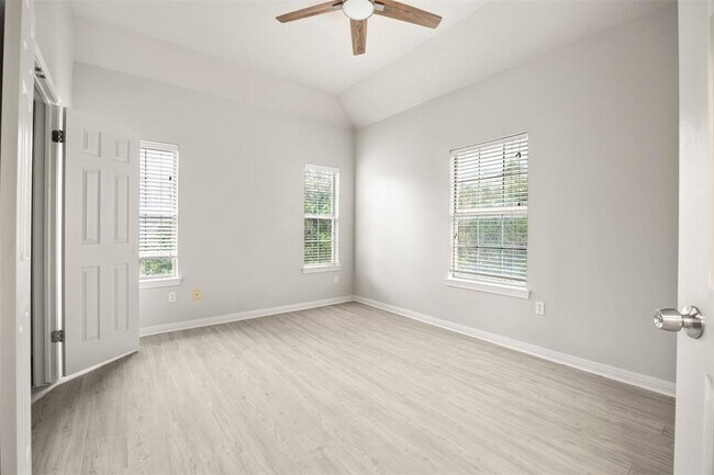 Building Photo - 1604 Lakeway Blvd