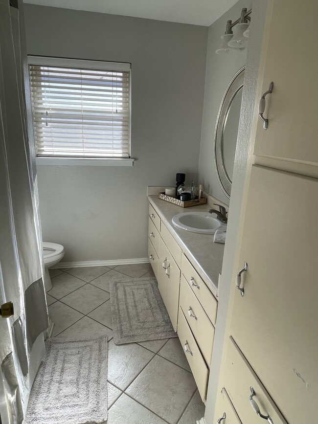 Guest bathroom - 5117 Matador Trl