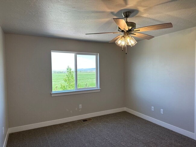Building Photo - Cedar City 3 Bed | 2 Bath | 2 Car Townhome