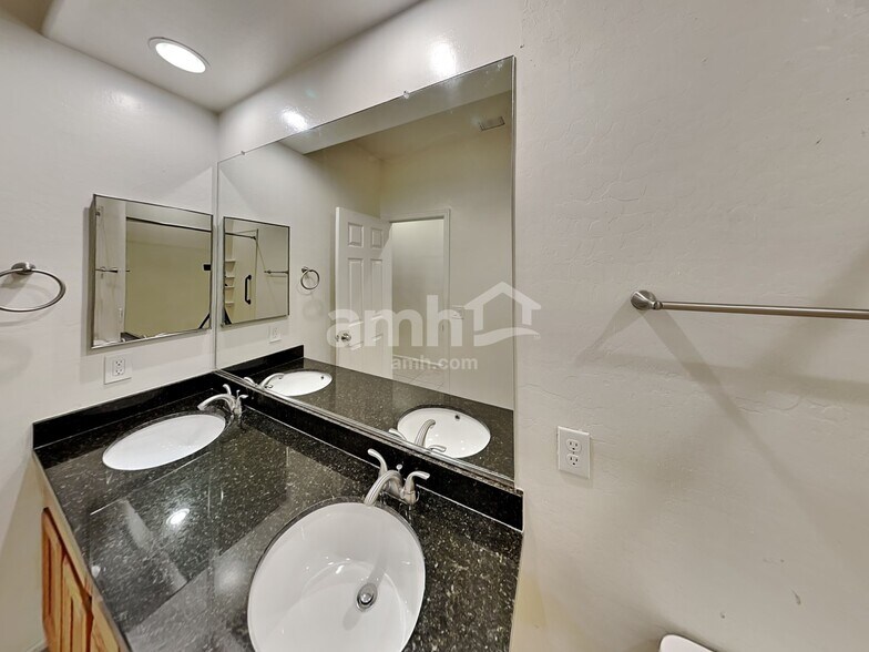 Building Photo - 10363 E Juanita Ave