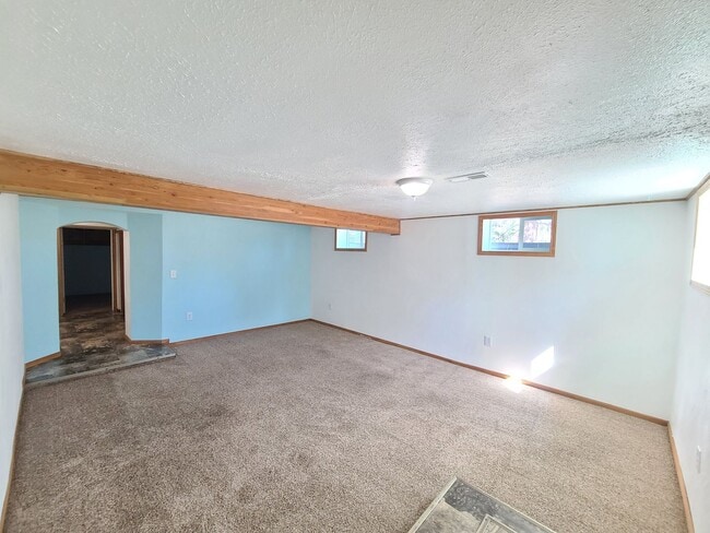 Building Photo - $2,200- 4 Bed / 2 Bath House on an Almost Acre Lot in Spokane Valley