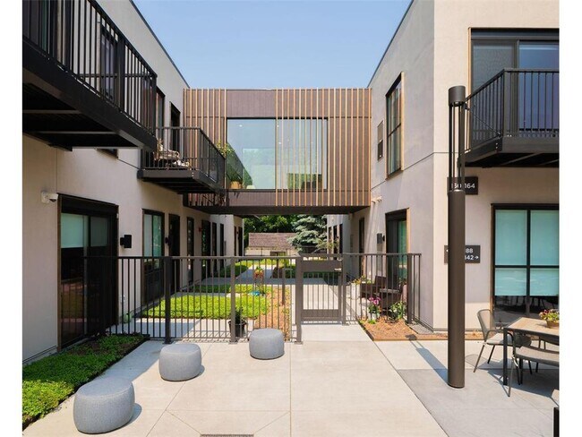 Building Photo - 222 West Dr