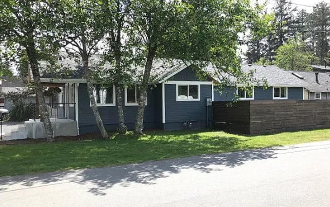 Building Photo - Beautiful 4 Bed, 3 Bath Walking Distance to the Beach!!!