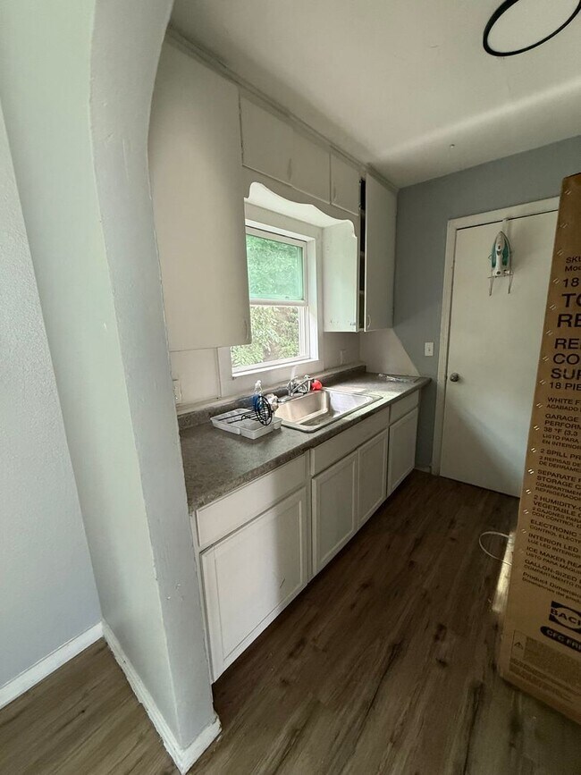Building Photo - Darling 3 Bedroom in Nice Quiet Area