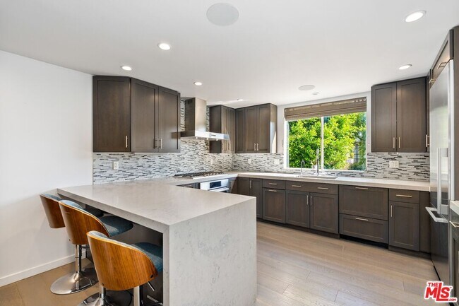 Building Photo - 1129 Larrabee St