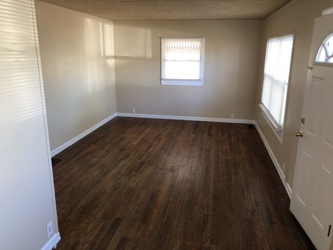 Building Photo - 2 Bedroom House W/ Garage!