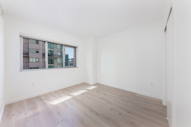 Building Photo - 333 1st St